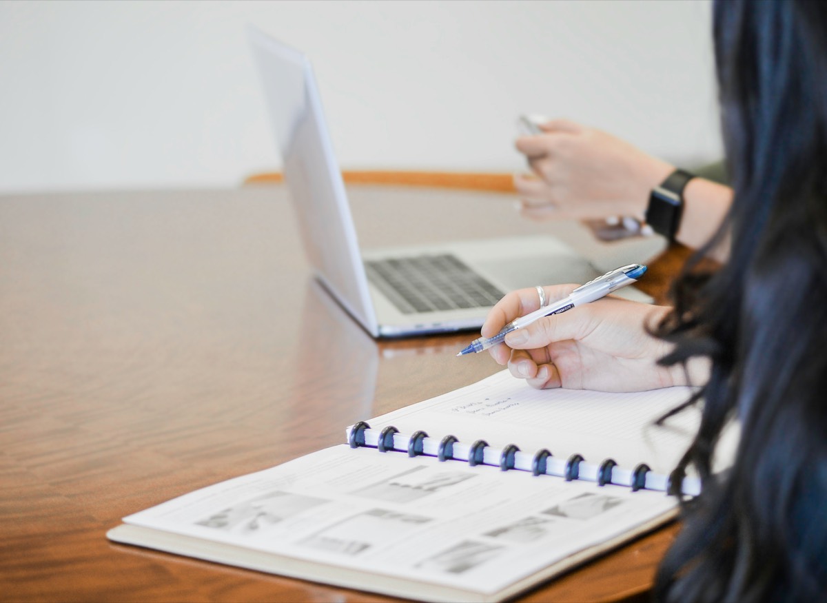 Professionista che lavora con laptop e documenti